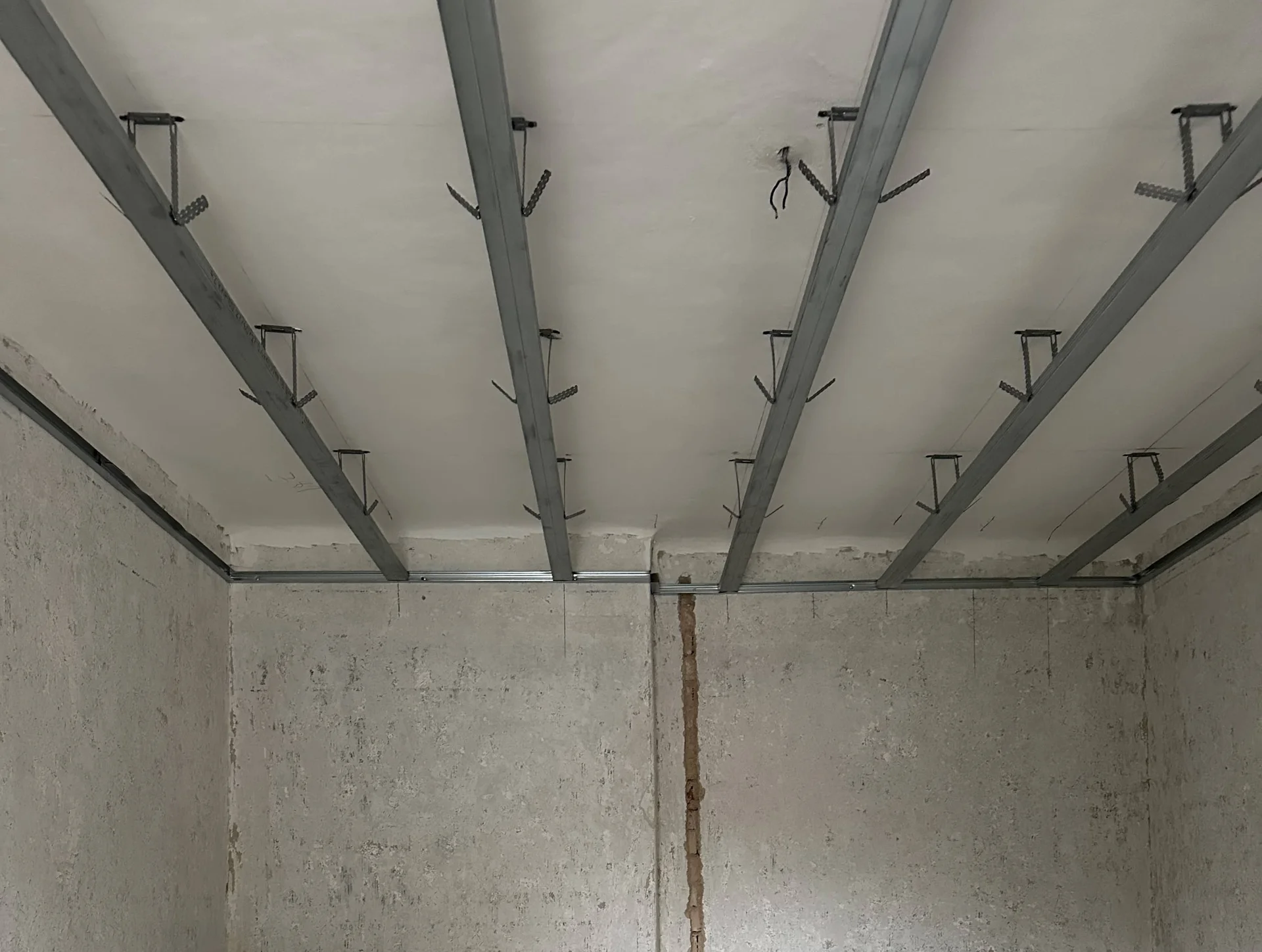 Sádrokartonový strop: Jak na montáž sádrokartonu svépomocí