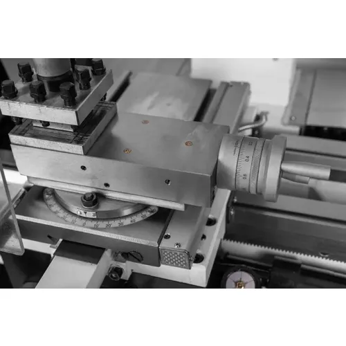 Proma SKF-750MD -  Kombinovaný soustruh na kov s pohyblivým frézovacím zařízením a digitálním odměřováním