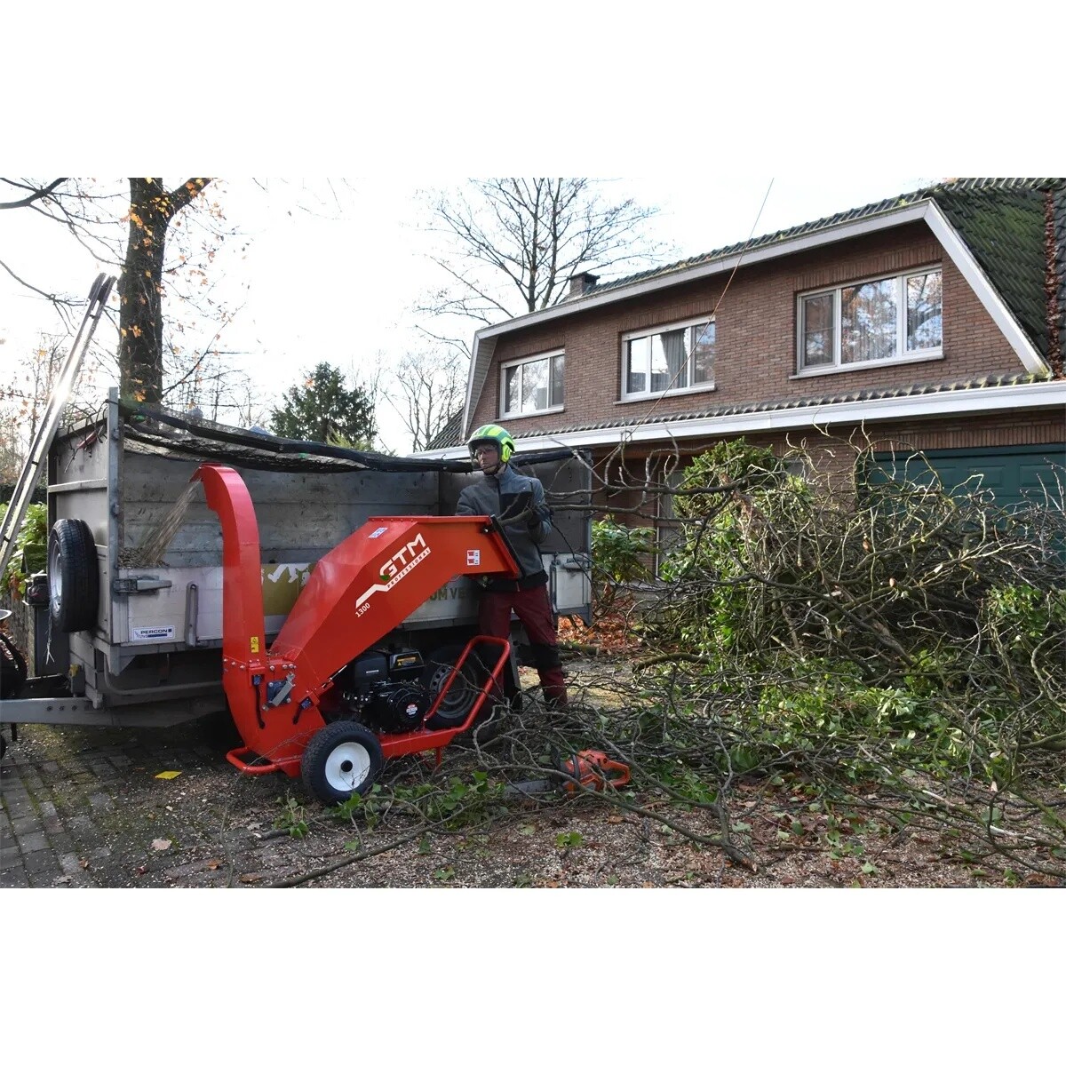 Benzínový drtič větví